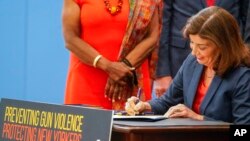 La gobernadora de Nueva York, Kathy Hochul, firma un paquete de proyectos de ley para fortalecer las leyes sobre armas, el lunes 6 de junio de 2022, en Nueva York.