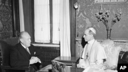 El papa Pío XII (der) conversa con el enviado de EEUU al Vaticano, Myron C. Taylor, en Castelgandolfo, cerca de Roma el 26 de agosto de 1947. Foto archivo AP.