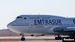 Una vista de la aeronave Boeing 747 registrada con el número YV3531 de la aerolínea venezolana Emtrasur Cargo, en el aeropuerto internacional de Córdoba, Ambrosio Taravella, en Córdoba, Argentina, 6 de junio de 2022.