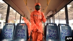 Nhân viên y tế phun thuốc sát trùng trên một xe buýt ở Binh Nhưỡng, Triều Tiên, ngày 9/6/2022.