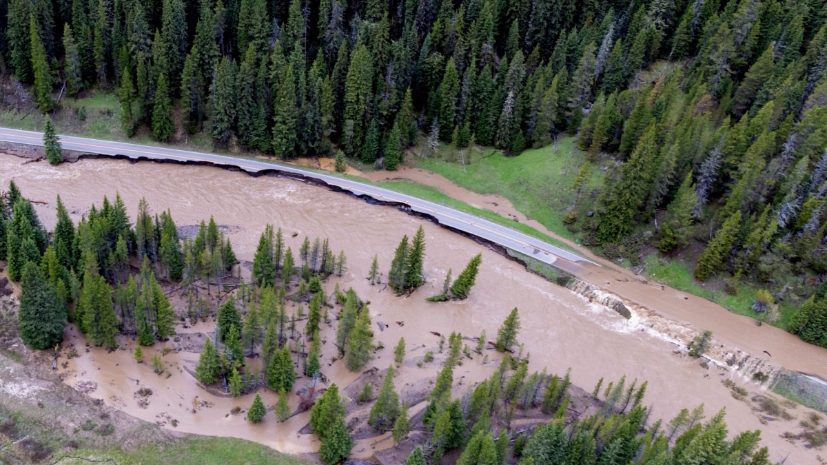 Yellowstone Flooding Forces 10000 To Leave National Park