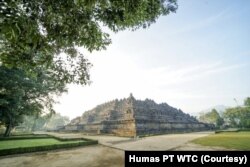 Pengunjung dengan tiket reguler masih bisa menikmati candi dari pelataran atau halaman. (Foto: Humas PT TWC)