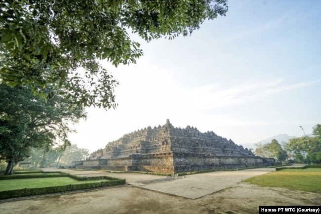 Pengunjung dengan tiket reguler masih bisa menikmati candi dari pelataran atau halaman. (Foto: Humas PT TWC)