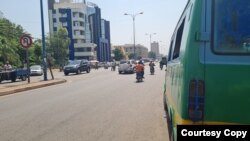 Circulation routière dans une rue de la ville de Bamako, la capitale du Mali, le 14 juin 2022.