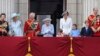 Desde la izquierda, la princesa Ana de Gran Bretaña, Camilla, la duquesa de Cornualles, el príncipe Carlos de Gran Bretaña, la reina Isabel II, el príncipe Luis, Catalina, la duquesa de Cambridge, la princesa Carlota, el príncipe Luis y el príncipe Guillermo observan el desfile Trooping the Colour, en Londres en el primero de cuatro días de celebraciones para conmemorar el Jubileo de Platino.