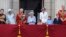 Desde la izquierda, la princesa Ana de Gran Bretaña, Camilla, la duquesa de Cornualles, el príncipe Carlos de Gran Bretaña, la reina Isabel II, el príncipe Luis, Catalina, la duquesa de Cambridge, la princesa Carlota, el príncipe Luis y el príncipe Guillermo observan el desfile Trooping the Colour, en Londres en el primero de cuatro días de celebraciones para conmemorar el Jubileo de Platino.
