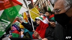 Des manifestants brandissent le drapeau du Sahara occidental à Madrid en mars 2022.