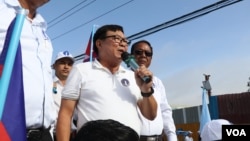 FILE - Son Chhay, deputy of opposition Candlelight Party addressed hundreds of supporters last day of election campaign, June 3, 2022. (Sun Narin/VOA Khmer)