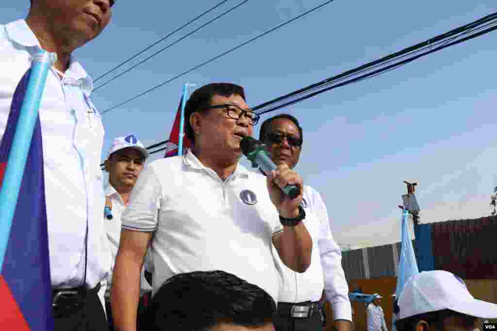 Son Chhay, deputy of opposition Candlelight Party addressed hundreds of supporters last day of election campaign, June 3, 2022. (Sun Narin/VOA Khmer)
