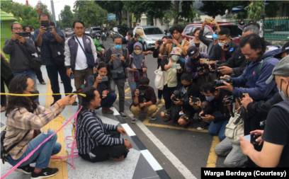 Aktivis Dodok Putra Bangsa mencukur rambut, Sabtu (4/6) sebagai pelaksanaan nadzar terkait tertangkapnya Haryadi Suyuti dalam OTT KPK. (Foto: Warga Berdaya)