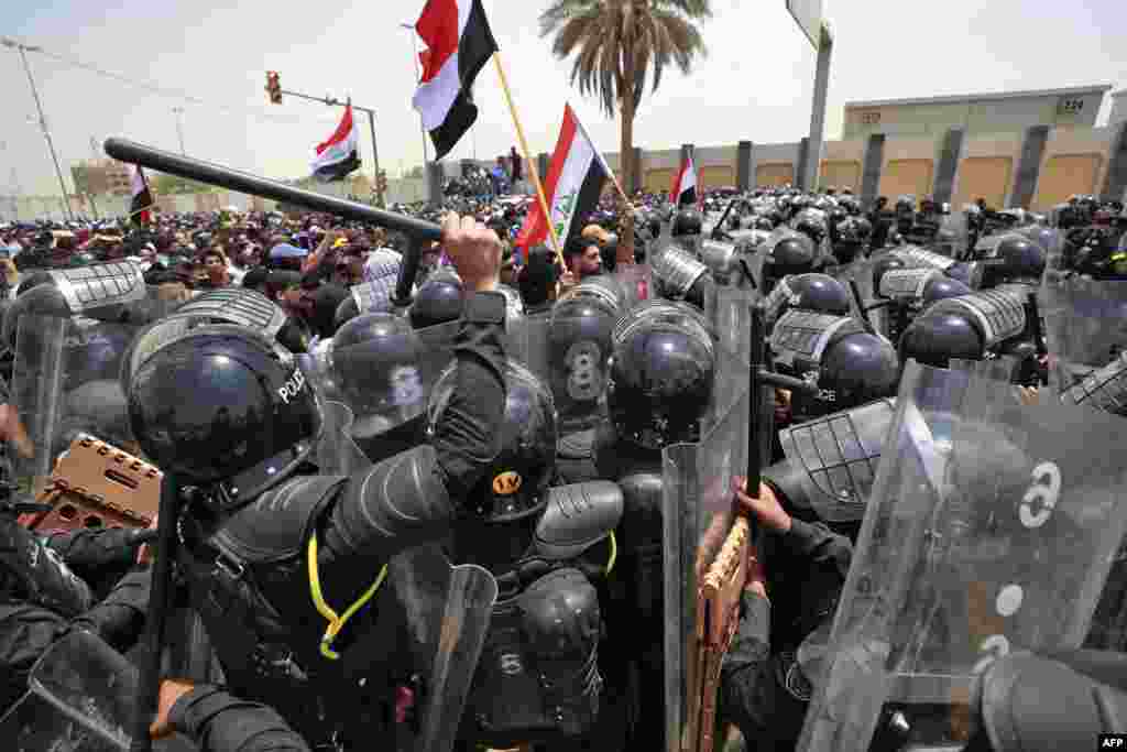 Iraqi security forces deploy to disperse protesters during a demonstration against the government&#39;s employment policy near the parliament building in Baghdad&#39;s Green Zone.