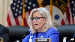 La vicepresidenta del panel, Liz Cheney, republicana por Wyoming, da su discurso de apertura mientras el comité selecto de la Cámara que investiga el ataque del 6 de enero al Capitolio de EEUU celebra su primera audiencia pública para revelar los hallazgos de una investigación de un año, en el Capitolio en Washington. , jueves 9 de junio de 2022. (AP Photo/J. Scott Applewhite)