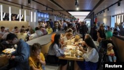 Warga Rusia memadati restoran cepat saji "Vkusno & tochka" di Moskow, perusahaan Rusia yang mengambil alih restoran ini pasca hengkangnya McDonald's dari pasar Rusia (foto: dok). 