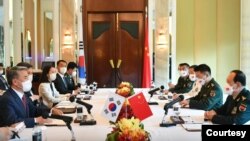 이종섭(왼쪽) 한국 국방부 장관과 웨이펑허(오른쪽) 중국 국방부장이 양측 주요 당국자들과 함께 10일 싱가포르 샹그릴라 호텔에서 회담하고 있다. (한국 국방부 제공)