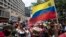 Milicianos bolivarianos, simpatizantes del gobierno y trabajadores estatales participan en una marcha para brindar su apoyo al presidente venezolano Nicolás Maduro, quien se encuentra en una gira internacional por países asiáticos y europeos, en Caracas, el 9 de junio de 2022.