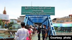 ပြည်နှင်ဒဏ်ပေးခံရသည့် မြန်မာအလုပ်သမားများ။ (ဓာတ်ပုံ - မြန်မာရွှေ့ပြောင်းအလုပ်သမား အရင်းအမြစ်စင်တာ၊ ဇွန်လ ၇၊ ၂၀၂၂)