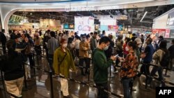 上海市民排隊等候進入一家超市。 （2022年3月30日）