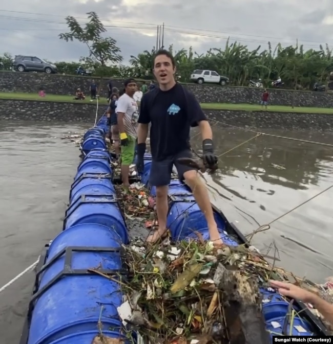 Partisipasi Warga, sejumlah warga Bali terlibat dalam upaya tanggulangi sampah di sungai (Dokumentasi Sungai Watch)