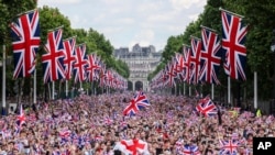 A crowd fills The Mall as they wait for the royal family to appear on the balcony of Buckingham Palace in London, June 2, 2022.