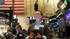 Wall Street se tambalea un día después de caer en un mercado bajista
