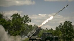 Pasukan Ukraina menembak sistem peluncuran roket ganda MLRS ke arah pasukan Rusia di garis depan Donbas, Ukraina timur, 7 Juni 2022. (ARIS MESSINIS / AFP)