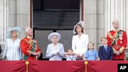 Kraljica Elizabeta sa članovima kraljevske porodice na balkonu Buckinghamske palate 