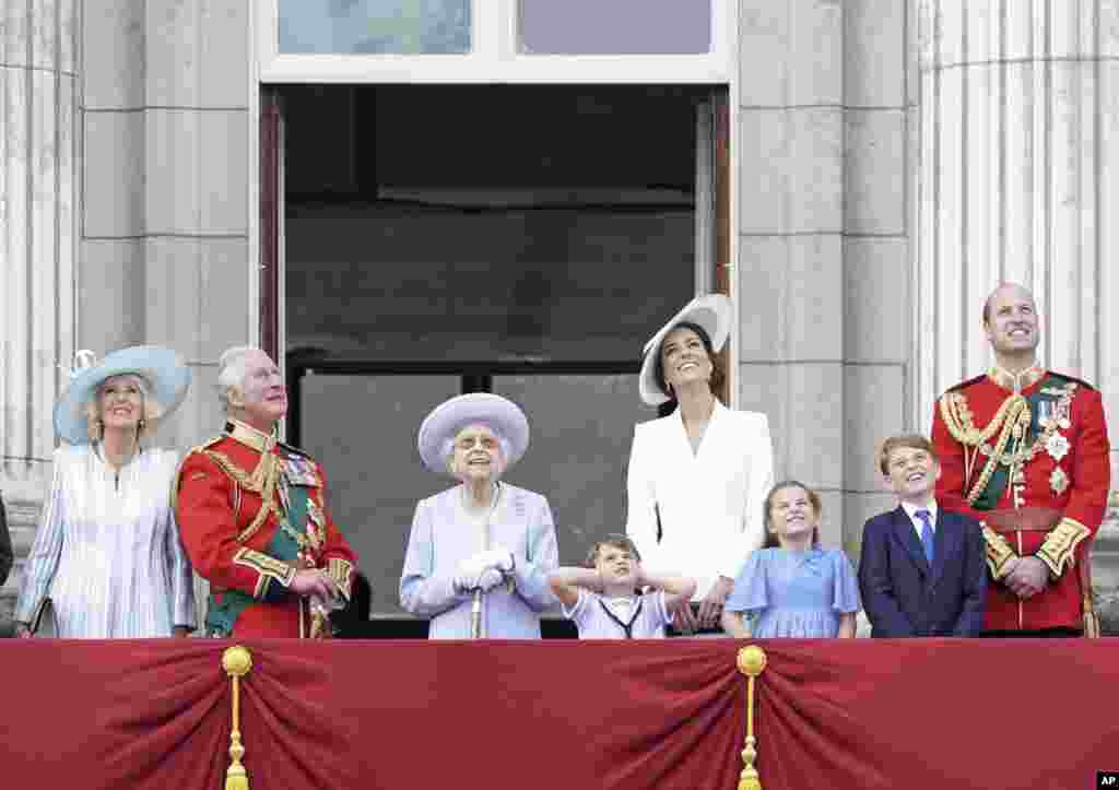 From left, Camilla, Duchess of Cornwall; Prince Charles; Queen Elizabeth II; Prince Louis; Catherine, Duchess of Cambridge; Princess Charlotte; Prince George; and Prince William watch from the balcony of Buckingham Place after the Trooping the Color ceremony in London, June 2, 2022,&nbsp;on the first of four days of celebrations to mark the queen&#39;s Platinum Jubilee.&nbsp;