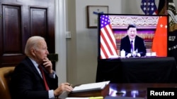 Presiden Joe Biden dalam pertemuan virtual dengan Presiden China Xi Jinping 15 November 2021 lalu. Biden pekan ini mungkin akan menghapuskan beberapa tarif produk China. 