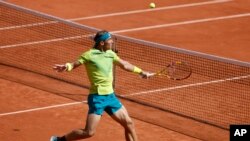 প্যারিসের রোল্যান্ড গ্যারোস স্টেডিয়ামে ফরাসি ওপেন টেনিস টুর্নামেন্টের ফাইনাল খেলা চলাকালীন নরওয়ের ক্যাসপার রুডের কাছে একটি বল ভলি করছেন স্পেনের রাফায়েল নাদাল। রবিবার, ৫ জুন, ২০২২। 