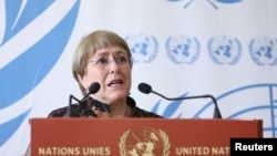 Michelle Bachelet, Alta Comisionada de las Naciones Unidas para los DDHH, se dirige a los medios de comunicación tras anunciar que no buscará un segundo mandato en el Consejo de DDHH de la ONU, en Ginebra, Suiza, el 13 de junio de 2022. REUTERS/Denis Balibouse