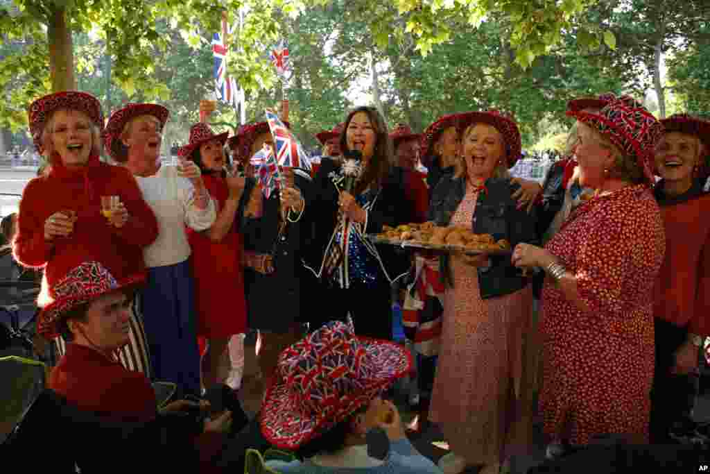 Royal fans sing the national anthem as they gather along the Mall leading to Buckingham Palace in London, June 2, 2022, on the first of four days of celebrations to mark the Platinum Jubilee. 