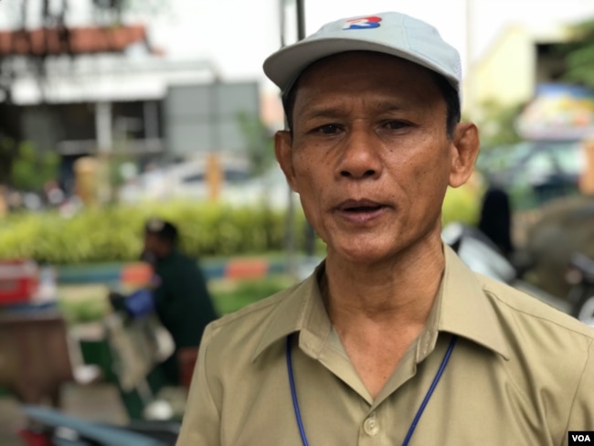 ប្រធាន​គណៈកម្មការរៀប​ចំការ​បោះ​ឆ្នោត​សង្កាត់​ទួល​តាឯក​ លោក​ សូ សុង​ ផ្ដល់​បទសម្ភាសន៍ដល់​វីអូអេ ក្នុង​ក្រុង​បាត់ដំបង​ ថ្ងៃ​ទី​៥ ខែ​មិថុនា​ ឆ្នាំ​ ២០២២​។ (ហ៊ុល រស្មី/វីអូអេ)​