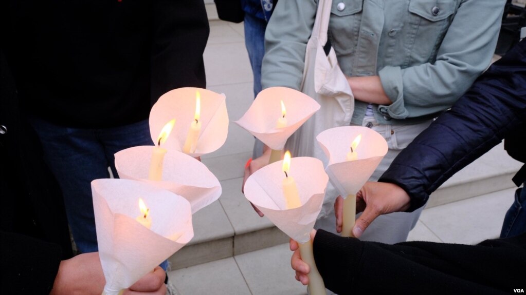 示威者在中国驻英大使馆外点燃蜡烛悼念六四死难者。 （美国之音郑乐捷）(photo:VOA)