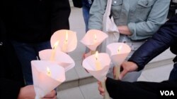 示威者在中国驻英大使馆外点燃蜡烛悼念六四死难者。 （美国之音郑乐捷）