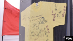 华盛顿“六四”特展展出的1989年留美中国留学生支持国内民主运动的签名汗衫。（美国之音郁岗拍摄）