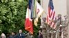 Tentara AS memegang bendera Prancis dan AS dalam peringatan 78 tahun upacara D-Day, di Taman Makam Amerika dan Peringatan Colleville-sur-Mer, Normandia, Senin, 6 Juni 2022. (AP Photo/ Jeremias Gonzalez)