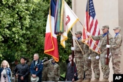 Soldados estadounidenses levantan las banderas de EEUU y Francia durante la ceremonia por el 78 aniversario del desembarco aliado en Normandía en la Segunda Guerra Mundial, en una ceremonia en Colleville-sur-Mer el 6 de junio de 2022. Foto AP.