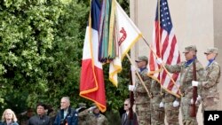 Tentara AS memegang bendera Prancis dan AS dalam peringatan 78 tahun upacara D-Day, di Taman Makam Amerika dan Peringatan Colleville-sur-Mer, Normandia, Senin, 6 Juni 2022. (AP Photo/ Jeremias Gonzalez)