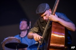 Borys Slowikowski (kiri) dan Or Rozenfeld (kanan) dari band Arab-Israel-Yahudi Kayan Project, saat tampil dalam konser di perahu teater Yahudi 'MS Goldberg' di Berlin, Jerman, Minggu, 29 Mei 2022. (Foto AP/Stefani Loos)