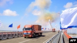 Peresmian jembatan perbatasan pertama di atas sungai Amur (Heilongjiang) yang menghubungkan kota Blagoveshchensk di Rusia dan kota Heihe di China, 10 Juni 2022. (Foto: Handout / Layanan pers Pemerintah wilayah Amur / AFP)