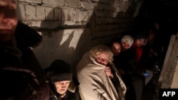우크라이나 동부 돈바스 루한시크주 세베로도네츠크 시민들이 러시아군 공습을 피해 지하 시설에 모여 있다. (자료사진)