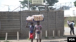 Mujeres vendiendo pan en las calles de uno de los municipios de Zimbabue en Harare el 8 de junio de 2022, ya que el precio del pan se ha disparado en las tiendas. (Colón Mavhunga/VOA)