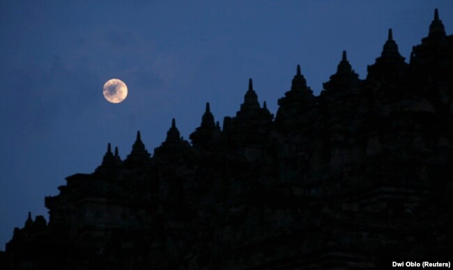 Bulan purnama muncul di langit di atas Candi Borobudur di Magelang, Jawa Tengah 20 Mei 2008. (Foto: Reuters/Dwi Oblo)
