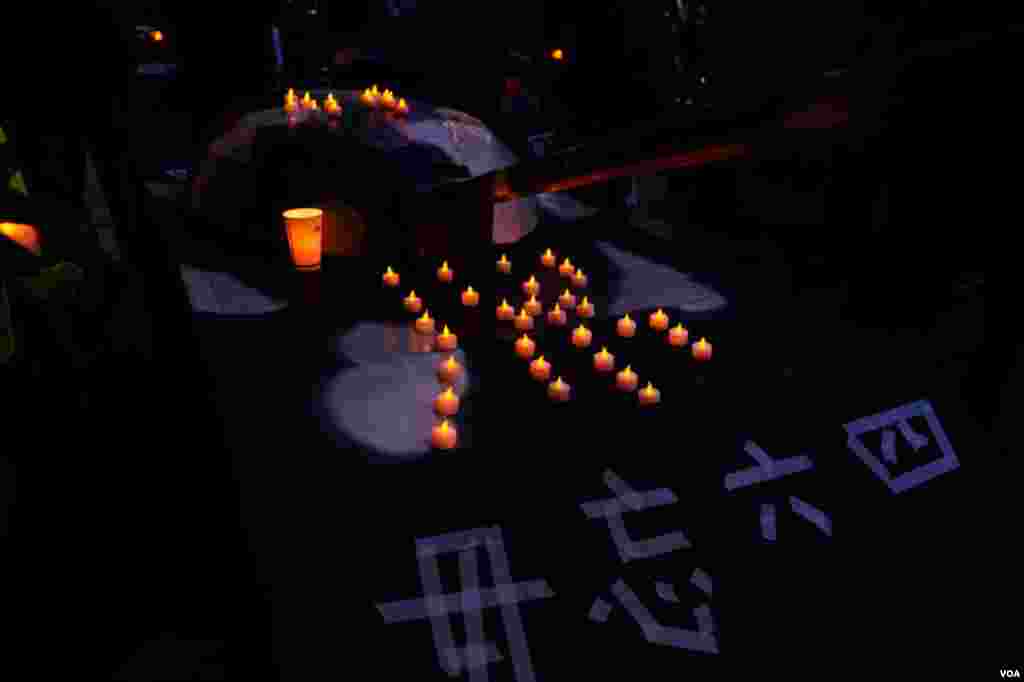 示威者用電子蠟燭砌出一個粵語抗議字句。（美國之音鄭樂捷）