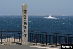 Мыс Носаппу на японском острове Хоккайду. Через пролив можно увидеть побережье одного из островов архипелага Хабомаи, который входит в группу Южных Курильских островов и оспаривается Японией