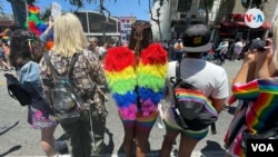 Asistentes al desfile del Orgullo Gay en la ciudad californiana de Los Ángeles, el domingo 5 de junio de 2022. [Foto: VOA / Antoni Belchi]