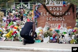 Reggie Daniels memberikan penghormatannya saat mengenang siswa-siswa dan guru yang tewas di Robb Elementary School, 9 Juni 2022, di Uvalde, Texas. (Foto: AP)