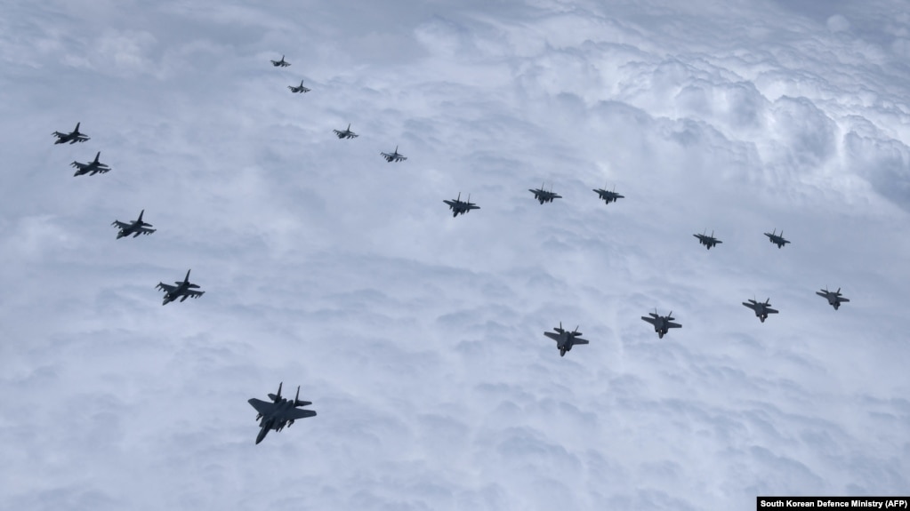 韩国国防部公布的摄于2022年6月7日的照片显示包括F-35和F-16战机在内的韩国和美国军机在韩国上空做战术编队飞行。(photo:VOA)