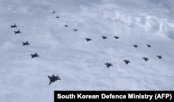 북한의 탄도미사일 발사에 대응해 7일 한국 F-35 전투기와 미군 F-16 전투기가 한반도 서해 상공에서 합동 비행을 했다.