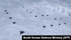 韩国国防部发布的照片显示包括F-35隐形战机与F-16战机编队在韩国领空飞行。（2022年6月7日）
